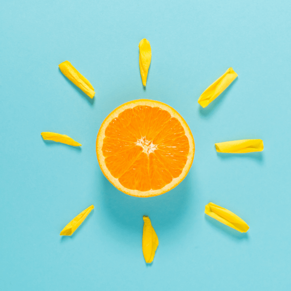 תפוז חצוי ועלים צהובים שמראה תמונה של שמש