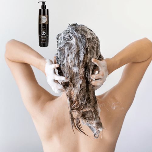 אישה חופפת את השיער עם מוצר של KG pro