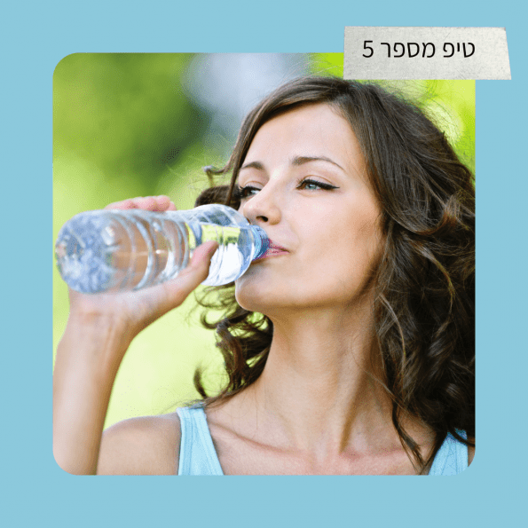 אישה שותה מים
